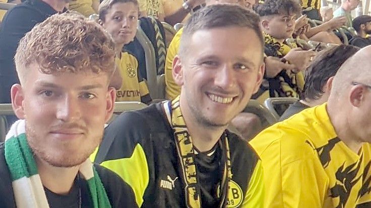 Werder-Fan Janek Swyter (links) und zwei weitere Wiesmoorer Freunde hatten am Ende mehr zu lachen als Kumpel und Dortmund-Fan Felix Crull. Foto: Imago