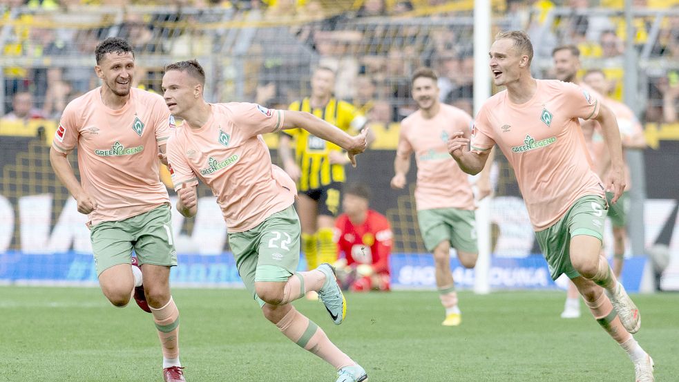 Schon nach dem 2:2 durch Niklas Schmidt (Mitte) war der Jubel bei Werder riesig. Es wurde aber noch besser. Foto: DPA