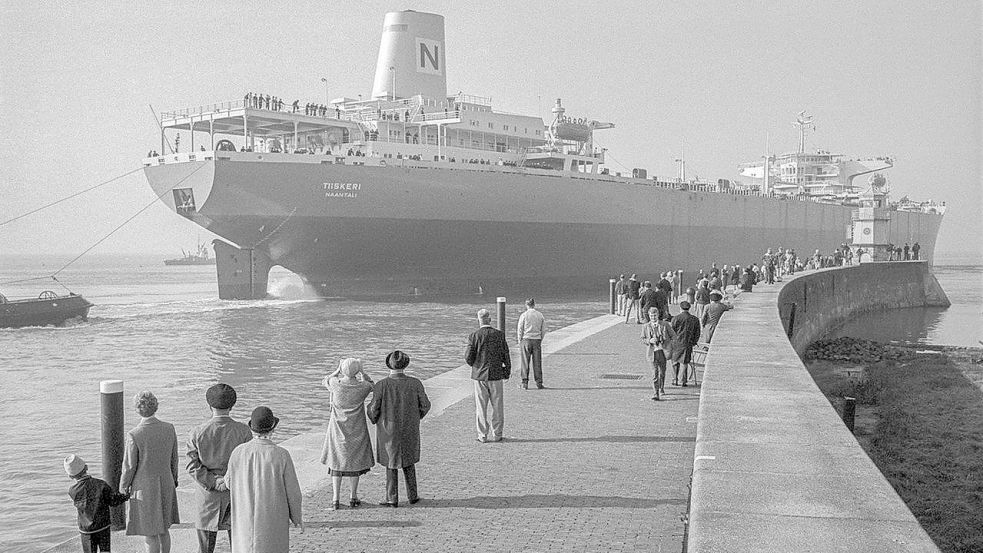 Mole, kleiner Leuchtturm und großes Schiff: Für viele Familien in Emden zählte der Spaziergang am Außenhafen zum festen Sonntagsprogramm. Foto: Ludwig Schumacher/Archiv Manfred Schumacher, Hamburg