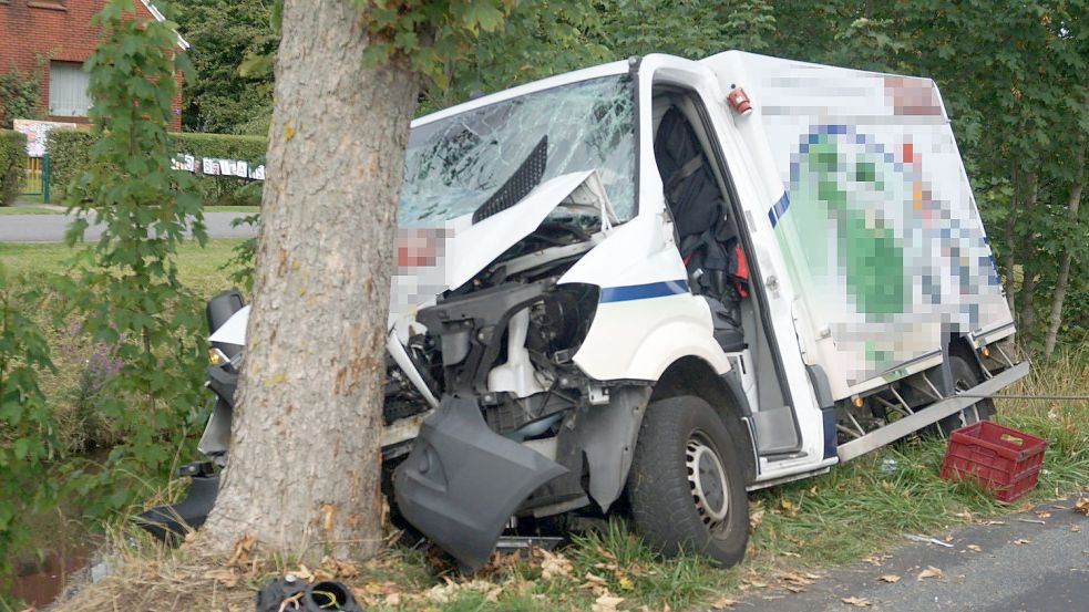 Der Fahrer kam alleinbeteiligt von der Straße ab. Fotos: Hagewiesche