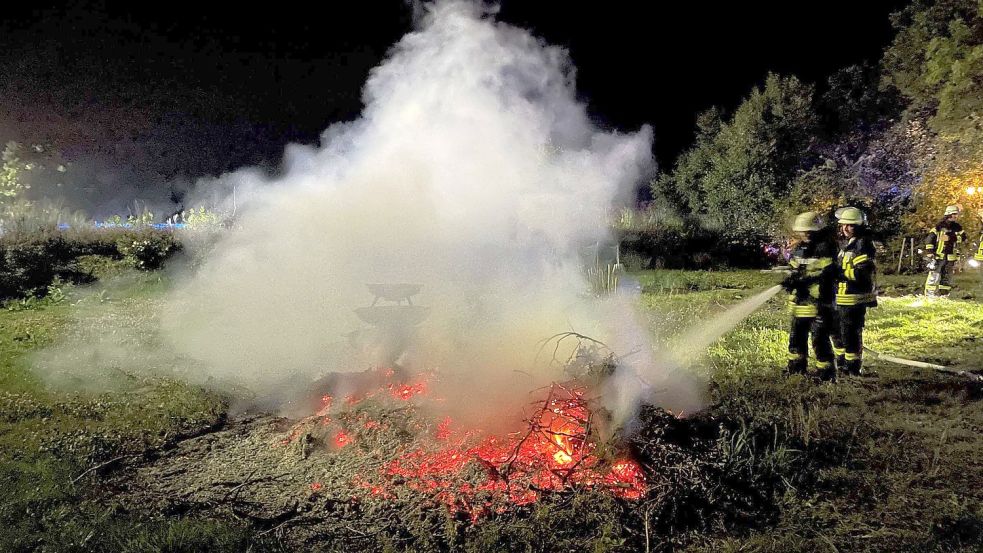 Auf einem Privatgrundstück löschten die Einsatzkräfte ein Feuer, nachdem der Eigentümer Sträucher verbrannte. Foto: Feuerwehr Norden