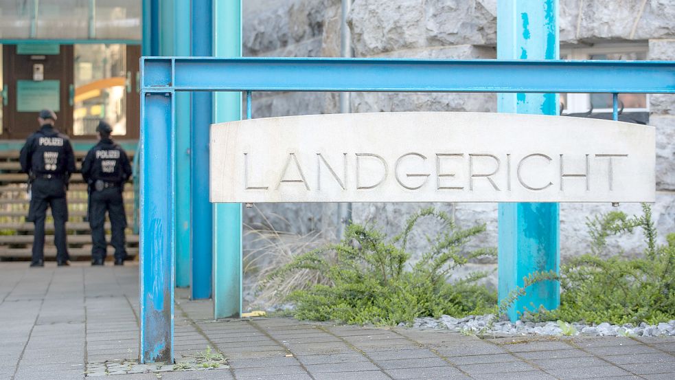 Das Landgericht Bielefeld befasst sich derzeit mit dem Fall eines Niederländers, der an mehreren Einbrüchen beteiligt gewesen sein soll. Seine DNA-Spuren wurden an Tatorten gefunden. Foto: Gentsch/DPA