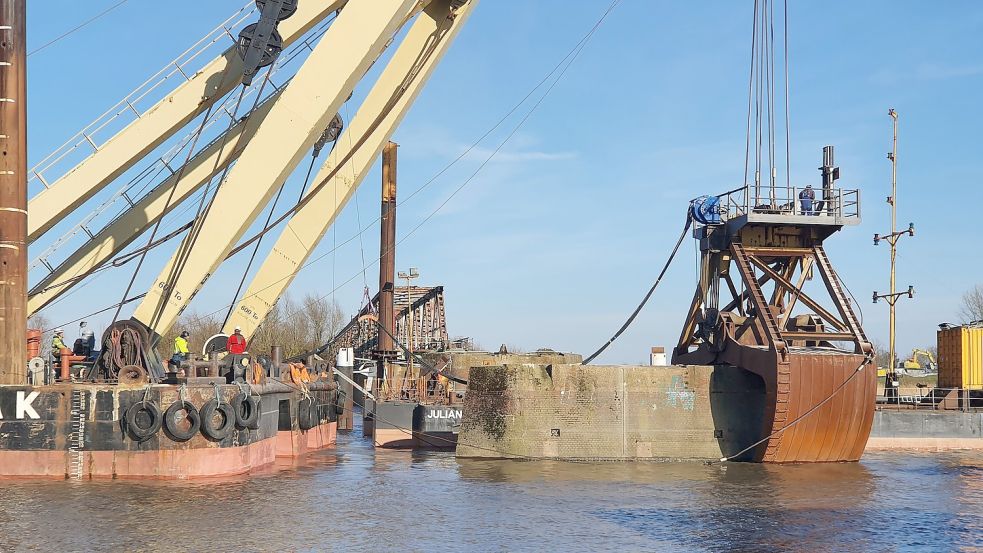 Die Arbeiten laufen: Mit einer großen Schaufel wurde im März der alte Pfeiler der Friesenbrücke abgetragen. Foto: Gettkowski