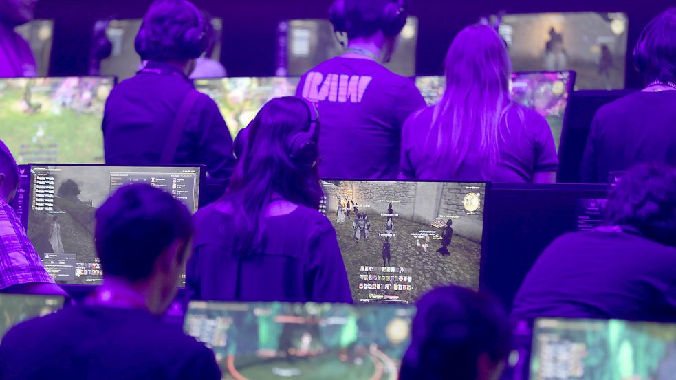 Messebesucher testen auf der Gamescom 2019 Computerspiele. Nach zwei Jahren als corona-bedingt rein digitales Event startet die Spielemesse Gamescom am Mittwoch wieder in den Kölner Messehallen. Foto: Berg/DPA