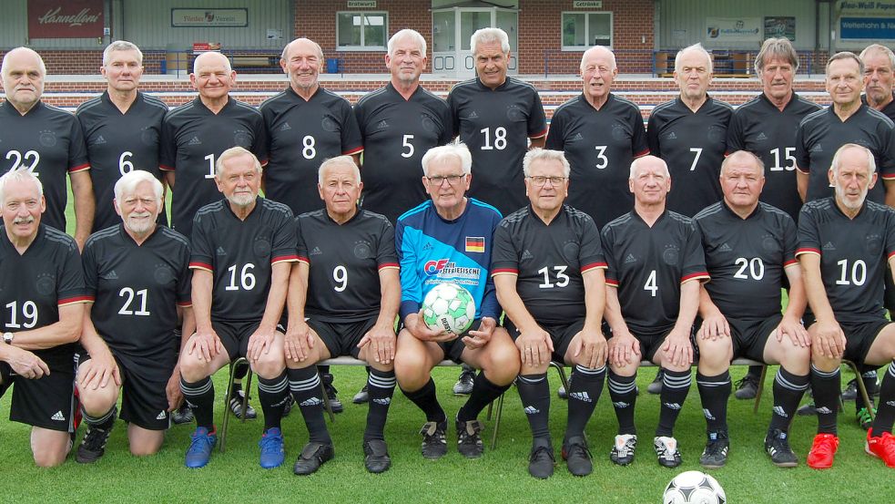 Die SG Ostfriesland/Emsland wurde rechtzeitig zur Ü70-Weltmeisterschaft mit DFB-Trikots ausgestattet. Foto: Reemts