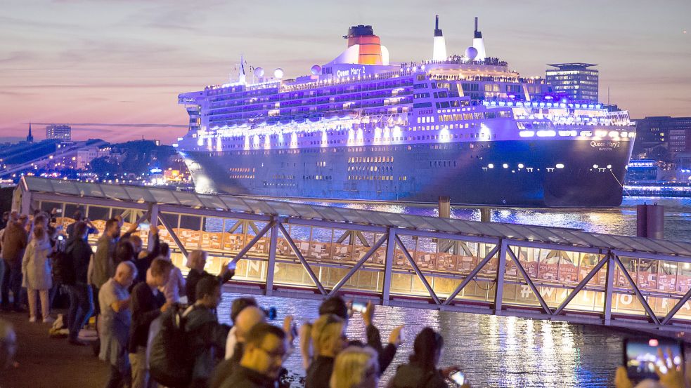 Ein spektakulärer Anblick, aber sicher nicht klimafreundlich: Die „Queen Mary 2“ fährt am Wochenende bei den Cruise Days durch den Hamburger Hafen. Foto: Marks/DPA