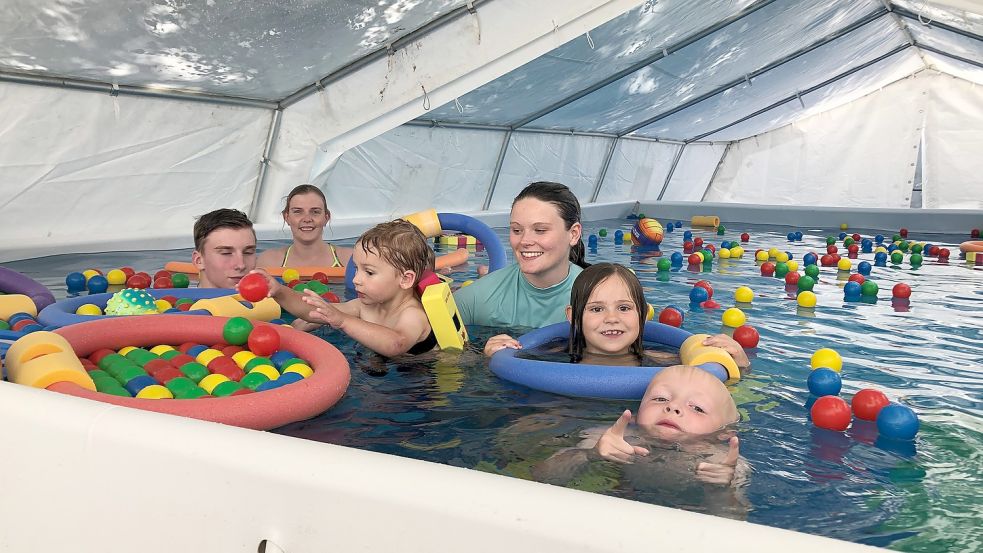 Am Kindergarten Holthusen haben Helferinnen und Helfer von der DLRG die Kleinen an das Wasser gewöhnt. Foto: Stadt Weener