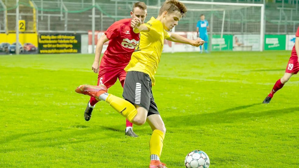 Ben Smidt (am Ball) wurde in allen Landesliga-Spielen des SVW eingewechselt – gegen Dinklage bereitete er auch das 2:1-Siegtor vor. Fotos: SV Wilhelmshaven