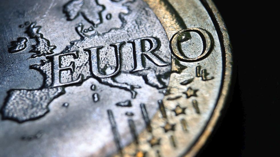 „Der Euro sitzt nicht mehr so locker“, erklärt Carsten Mohr von der Sparkasse Leer-Wittmund. Viele Bankkunden sind angesichts der Inflation vorsichtiger geworden. Foto: Hildenbrand/DPA