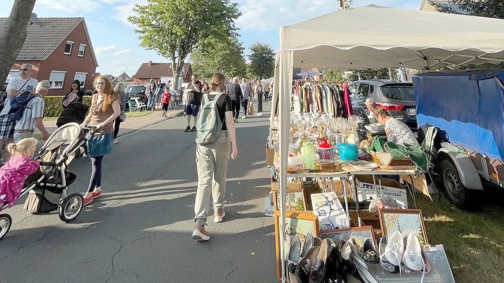 Wer über den Flohmarkt bummelte, musste die geeigneten Tragebehältnisse dabei haben, und es nur ein Rucksack. Foto: Boschbach