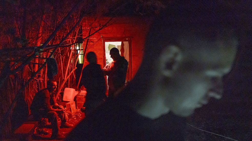 Ukrainische Soldaten in einem ruhigen Moment. Vor sechs Monaten kam es zum Überfall Russlands auf das Nachbarland. Foto: picture-alliance/dpa/AP