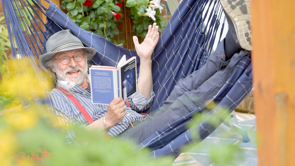 Klaus-Peter Wolf nutzt seine Terrasse nicht nur zum Arbeiten, sondern auch zum Entspannen. Foto: Ortgies