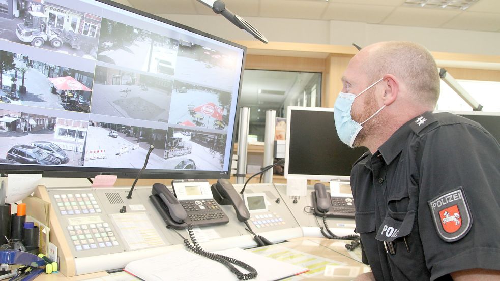 Der Neue Markt wird mit Kameras überwacht. Die Bilder werden direkt auf Bildschirme in der Emder Polizeiwache übertragen. Foto: Päschel/Archiv