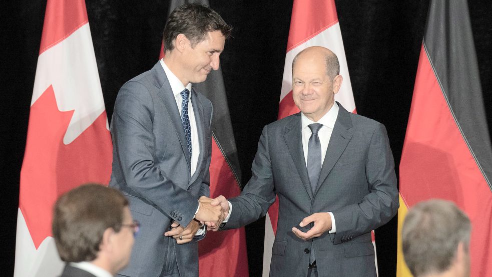 Hand drauf: Der kanadische Premier Justin Trudeau (links) und Bundeskanzler Olaf Scholz (SPD) haben den Aufbau einer transatlantischen Wasserstoffversorgungskette vereinbart. Foto: Canadian Press via ZUMA Press/Picture Alliance/DPA