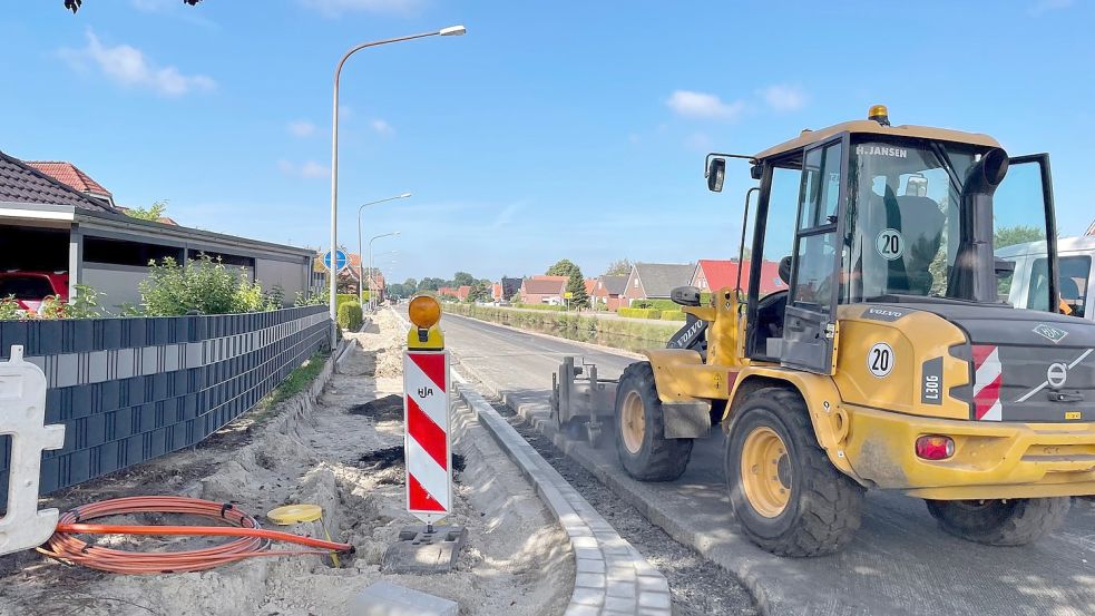 Die Erneuerung der Fahrbahn am Rajen kann nicht planmäßig abgeschlossen werden. Doch ein Abschnitt der Straße bleibt für den Durchgangsverkehr weiterhin voll gesperrt. Foto: Janßen