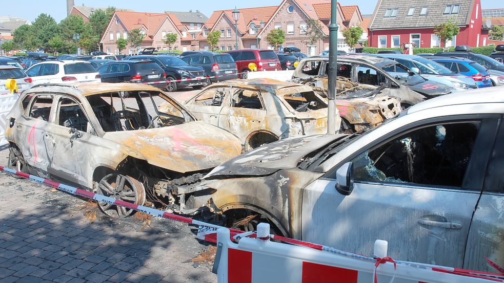 Sieben Fahrzeuge zeugten am Mittwochmittag auf dem Parkplatz „Am Langen Wasser“ noch von dem verheerenden Brand. Im Laufe des Tages wurden sie abtransportiert. Foto: Ferber