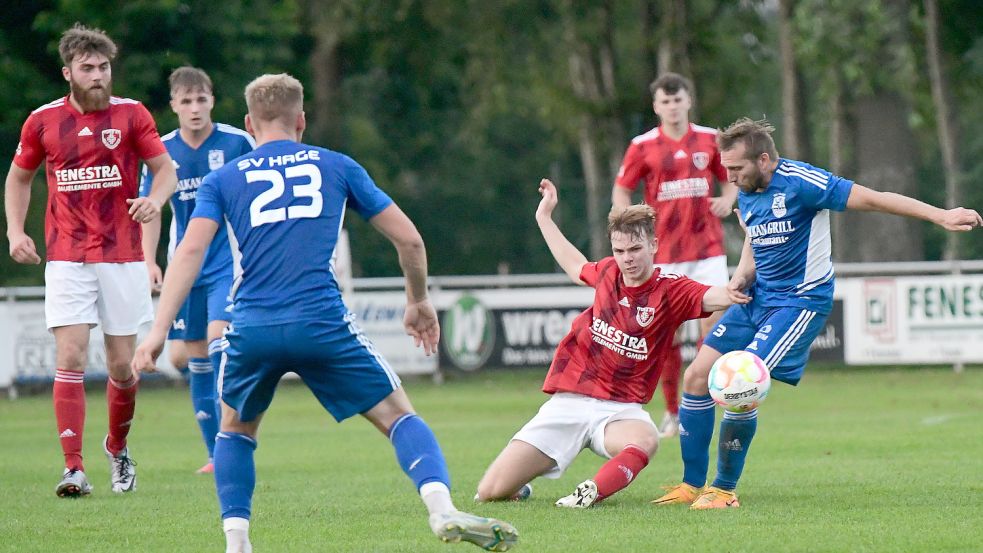 Arlind Jonjic (links) und Jaspar Weber (unten) trafen beim 3:0-Sieg von Westrhauderfehn gegen Hage. TuRa ist weiter Tabellenzweiter. Foto: Damm