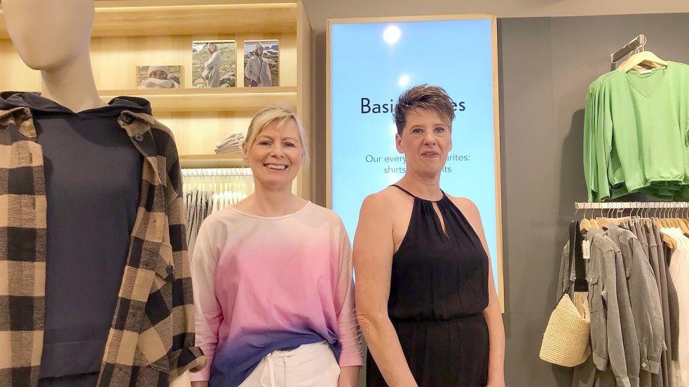 Ingrid Johanni und Gisela Möhs aus dem Modegeschäft Lieblingsstück sehen die Einsparmaßnahmen kritisch. Foto: Wagner