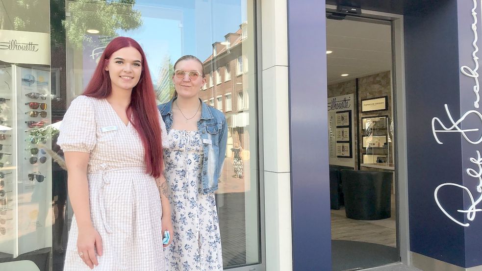 Madita Rohlfs und Carina Harms aus dem Optikergeschäft Ralf Bachmann finden die Maßnahmen zum Energiesparen gut. Foto: Wagner