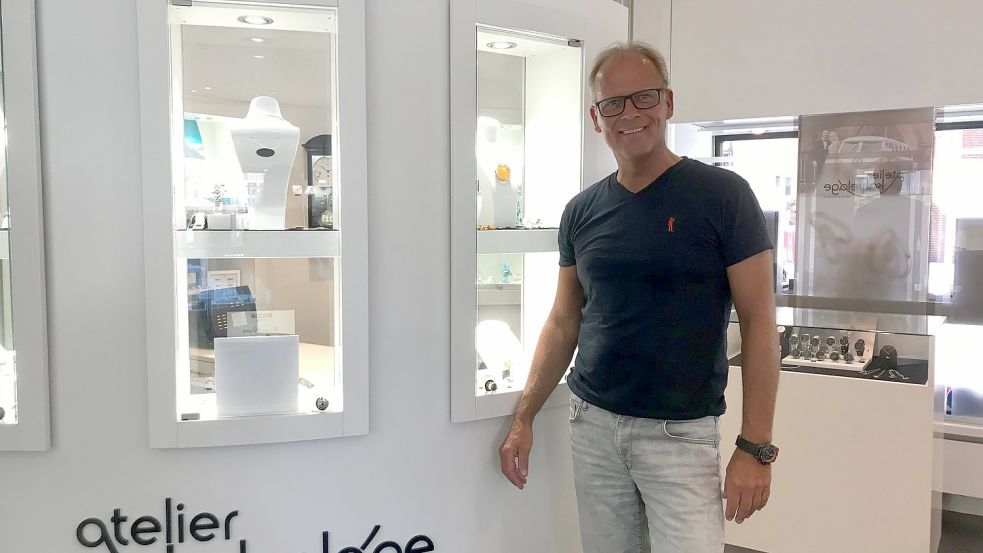 Juwelier Jens Kalvelage sagt, Schaufenster seien sein Kapital. Foto: Wagner
