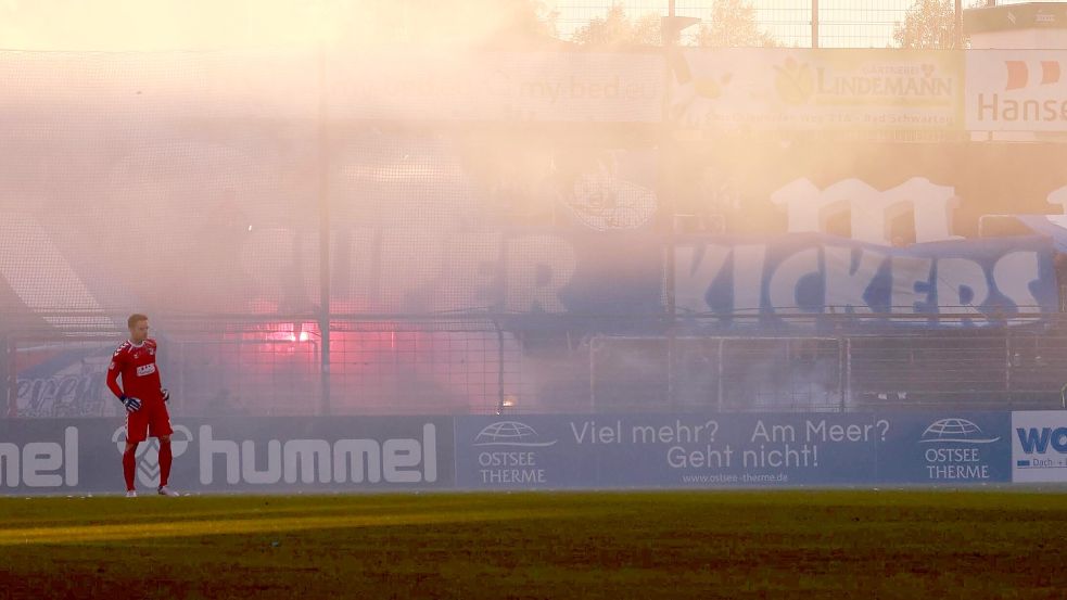 Zu Beginn der zweiten Halbzeit des Spiels VfB Lübeck gegen Kickers Emden wurden mehrere Bengalos im Gästeblock gezündet. Foto: Imago