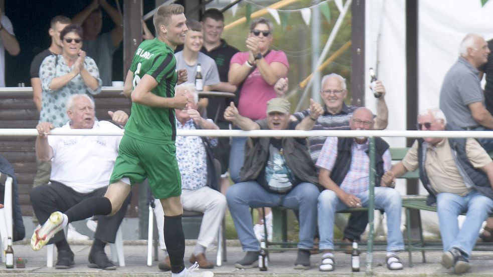 Nils Boekholder ist mit vier Treffern Larrelts bisheriger Toptorjäger. Ein eigenes Tor durfte er am Mittwoch zwar nicht bejubeln, aber das dreier Teamkollegen. Foto: Doden/Emden