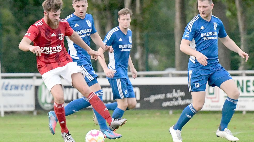 Arlind Jonjic (links) war kaum zu stoppen und an vielen gefährlichen Aktionen von TuRa 07 Westrhauderfehn beim 3:0 gegen Hage beteiligt. Foto: Damm