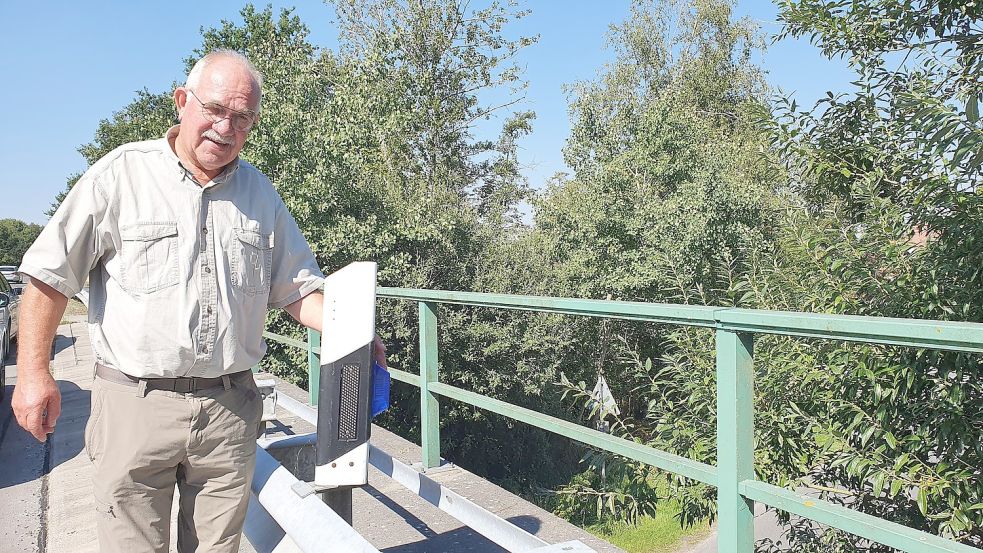 Der stellvertretende Kreisjägermeister Heinrich Rauert freut sich, dass die Reflektoren ihren Zweck erfüllen. Foto: Gettkowski