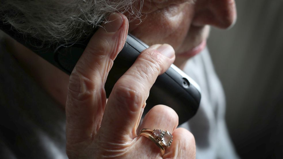 Viele ältere Menschen werden durch den sogenannten Enkeltrick oder Schockanruf um ihr Erspartes gebracht. Foto: Hildenbrand/dpa
