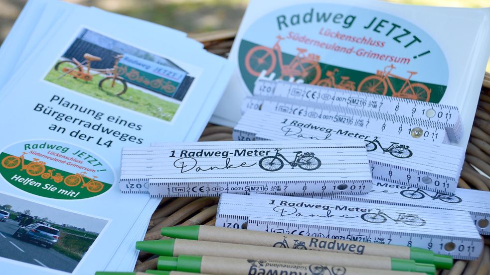 Um Aufmerksamkeit zu schaffen und zu informieren gibt es vom Flyer, über klassische Sticker und Kugelschreiber bis hin zum „1 Radweg-Meter"-Zollstock, einige Angebote des Vereins. Foto: Hoppe