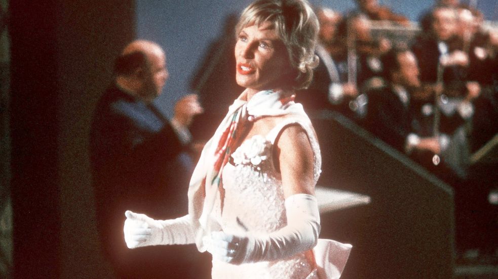 „Lili Marleen“ war ihr Schicksalslied: Lale Andersen bei einem Auftritt mit Orchester (undatiertes Archivfoto). Foto: DPA