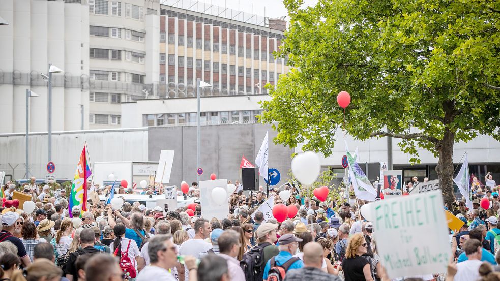 Warmlaufen für den Wutwinter? „Querdenken“-Demonstration vor der JVA Stammheim. Foto: dpa