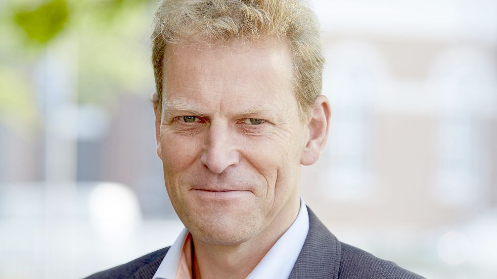 Geert Müller, Bürgermeister von Rhauderfehn stärkt dem Leeraner Bürgermeister Claus-Peter Horst den Rücken. Foto: Archiv