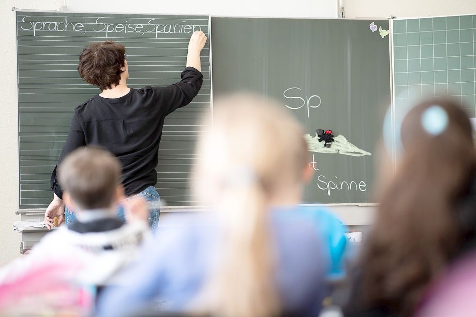 Eine Grundschulklasse lernt im Deutschunterricht Rechtschreibung. Foto: Sebastian Gollnow/DPA