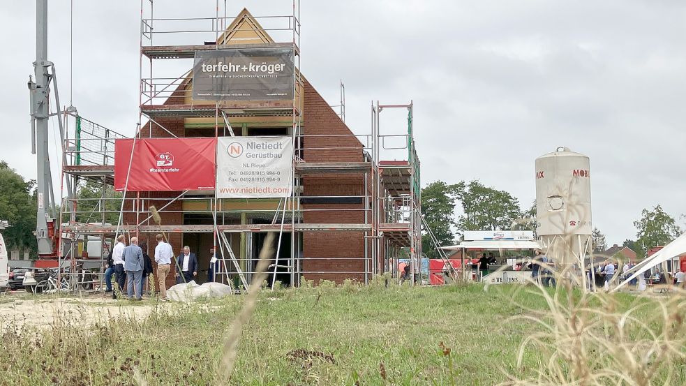 Das erste Haus steht auf dem Gelände. Foto: Kierstein