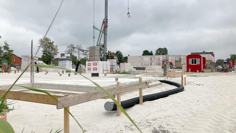Fundamente und erste Mauern entstehen auf dem Gelände. Foto: Kierstein