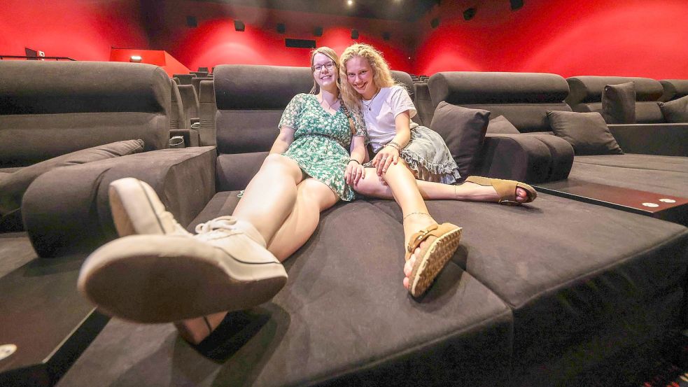 Dorothee Hoppe (links) und Carlotta Wagner aus der Emder OZ-Redaktion testeten den Komfort auf einem der neuen Sofas im Kino am Wasserturm. Foto: Hock