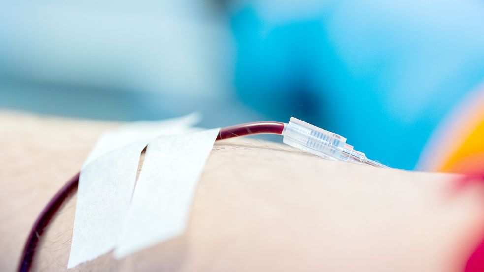 Wer die erste Hürde zum Blutspenden einmal genommen hat, kommt meist wieder. Foto: dpa/Vennenbernd