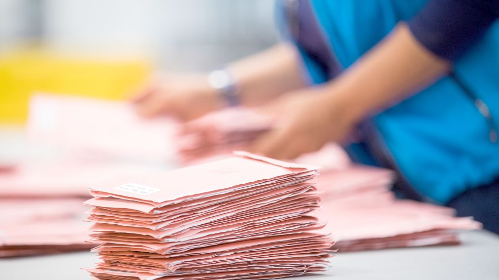 Am 9. Oktober werden auch die Briefwahlstimmen für die Landtagswahl ausgezählt. Foto: Vennenbernd/DPA