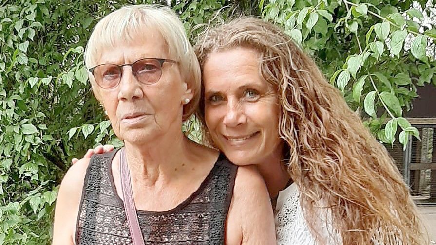 Die 46-jährige Karina Dirks (rechts) neben ihrer geliebten Mutter. Das Foto entstand kurz vor dem Unfall, bei dem am 27. August 2020 die damals 74-Jährige ums Leben kam. Foto: privat