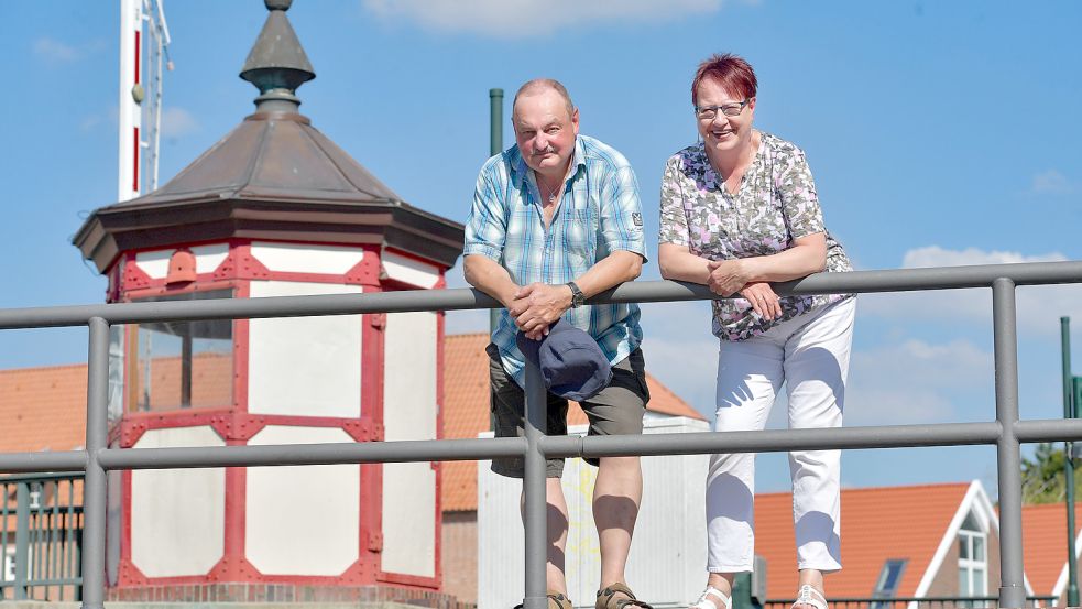 Detlef und Irmgard Ross stehen auf der Brücke über das Rote Siel, das die Grenze zwischen Klein Faldern und Groß Faldern markiert. Fotos: Ortgies