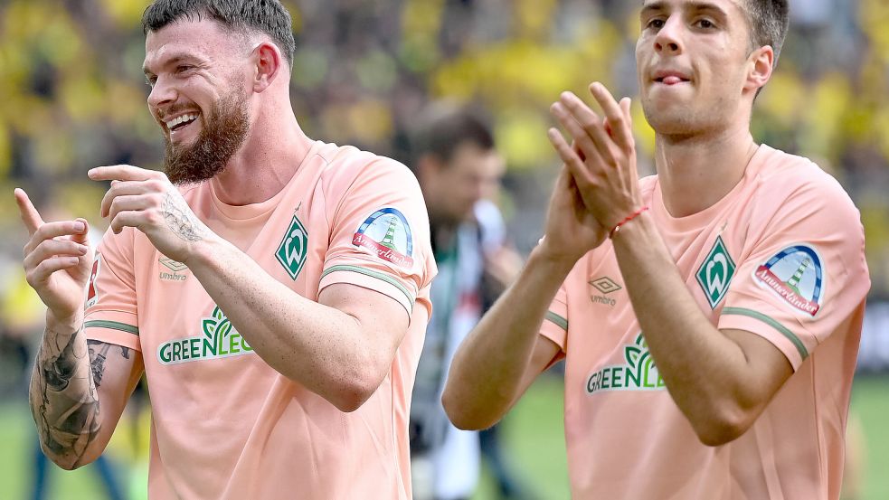 Gibt‘s am Sonntag einen weiteren Grund zur Freude? Der SV Werder um Oliver Burke (links) und Ilia Gruev hat in dieser noch jungen Saison bislang noch kein Spiel verloren. Foto: imago images/Eibner
