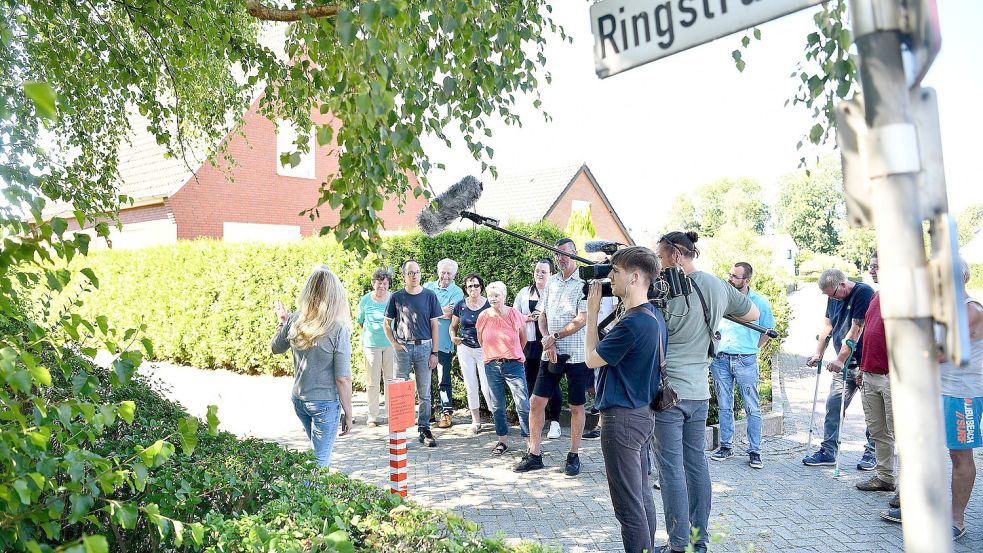 Ein Kamera-Team zeichnete in der Ringstraße Interviews auf. Fotos: Stromann