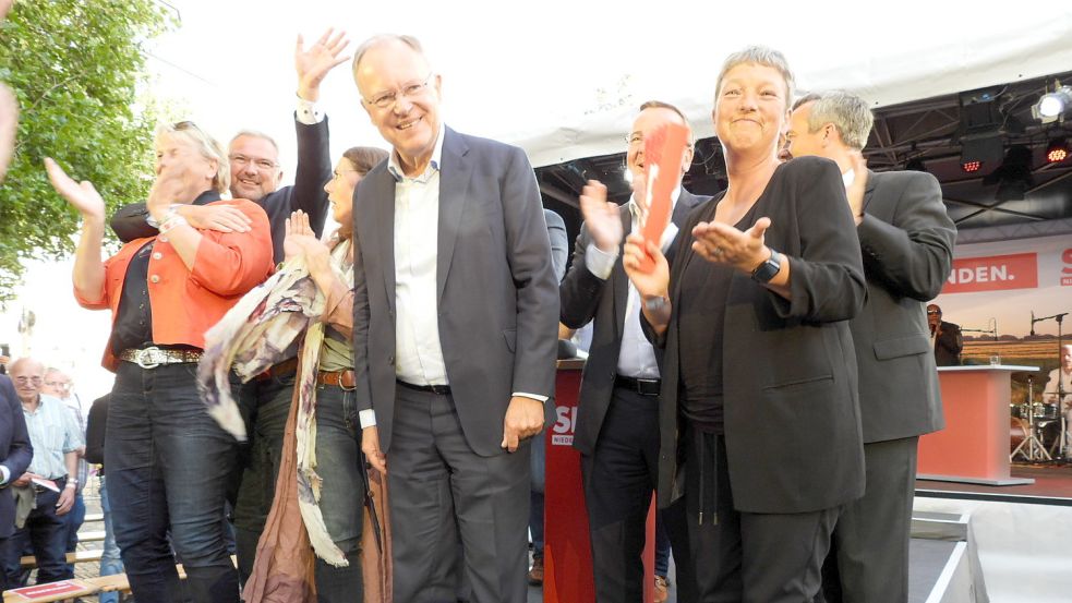 Umringt von Genossinnen und Genossen genoss Ministerpräsident Stephan Weil am Ende seiner gut halbstündigen Rede den Applaus der Menge. Fotos: F. Doden