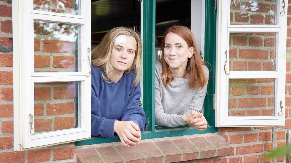 Das ungleiches Schwesternduo: Feli (Caroline Hanke, l.) und Viktoria Lorentzen (Lena Dörrie, r.) ermitteln zunächst viermal in Flensburg und Umgebung. Foto: ZDF/Sandra Hoever