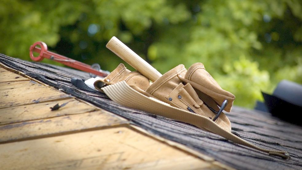 16.000 Euro blätterte ein Rentner aus Großefehn für Dachdeckerarbeiten hin. Doch es war reiner Pfusch. Foto: Pixabay