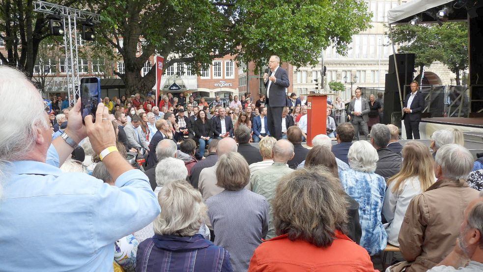 Stephan Weil sprach in Emden zum Wahlkampfauftakt der SPD im Emder Stadtgarten vor gut 500 Leuten. In Niedersachsen wird am 9. Oktober ein neuer Landtag gewählt. Foto: F. Doden