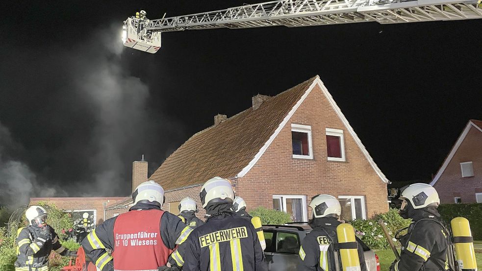 Bei dem Brand in Wiesens war am Montagmorgen auch die Drehleiter im Einsatz. Foto: Feuerwehr Wiesens / Feuerwehr Aurich