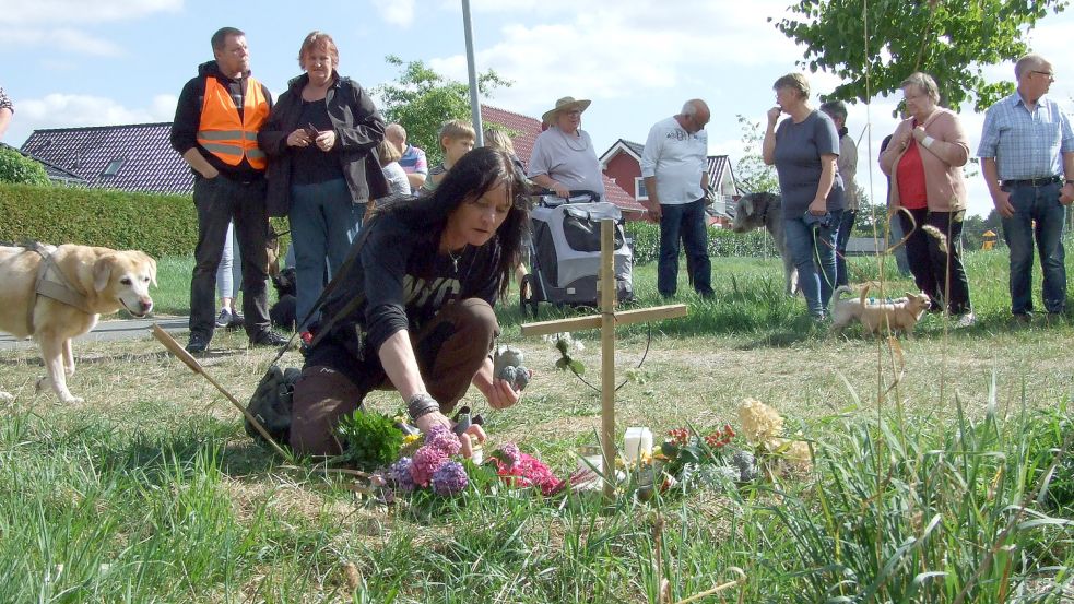 Ein Holzkreuz am Tatort: Blumen und Geschenke wurden dort am Sonntag abgelegt. Foto: Scherzer