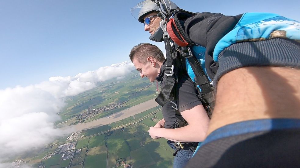 Marcel Saathoff (links) aus Moormerland erfüllte sich im vergangenen Jahr mit seinem Tandemsprung einen Traum. Auch dieses Jahr war er wieder mit dabei. Fotos: Wilken